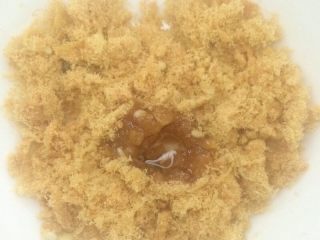 3、杏花楼咸蛋黄肉松网红青团,肉松稍放点油拌一下备用，我大概每个青团里包了15-20克左右