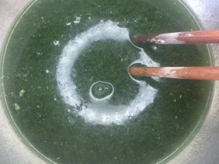 5、杏花楼咸蛋黄肉松网红青团,艾草粉加糖倒入开水搅拌一下