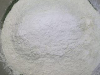 6、杏花楼咸蛋黄肉松网红青团,趁着艾草汁还热的时候加入刚才的混合面粉，先用筷子搅拌，再用手和成面团