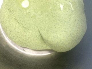 7、杏花楼咸蛋黄肉松网红青团,揉成的面团里面加入5g色拉油防止面团太干接着揉均匀