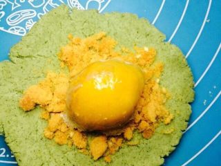 8、杏花楼咸蛋黄肉松网红青团,揉好的面团我分成了10份，然后捏扁成剂子，先铺一层肉松再放一个咸蛋黄，用虎口一点一点包好（也可以咸蛋黄捏碎拌肉松）
