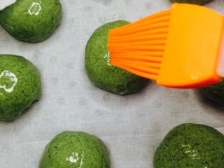 9、杏花楼咸蛋黄肉松网红青团,笼屉上要垫屉布，蒸之前记得在每个团子上刷点油。然后 大火上汽后蒸15分钟即可