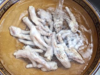11、凉拌麻辣鸡爪,砍好的鸡爪放水里，冲洗一下多余的油脂！清洗后备干待用！
