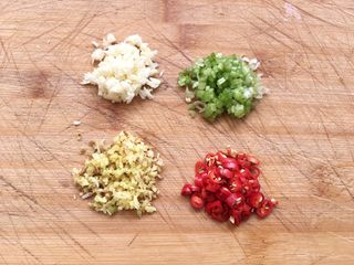 13、凉拌麻辣鸡爪,将其切细