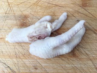 10、凉拌麻辣鸡爪,把鸡爪砍开，让其在腌制的时候更好入味！