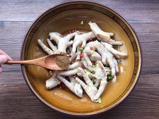 15、凉拌麻辣鸡爪,添加半勺胡椒粉。