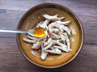 18、凉拌麻辣鸡爪,添加1勺芝麻油。