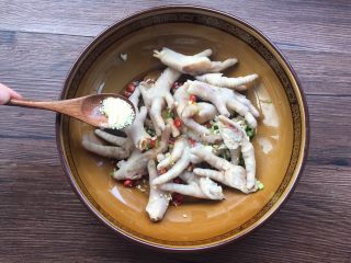 20、凉拌麻辣鸡爪,添加半勺鸡精。