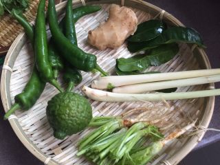 1、泰式青咖喱酱·东南亚风味,香菜茎带根切断，备用，香菜叶留着最后再加入搅打。