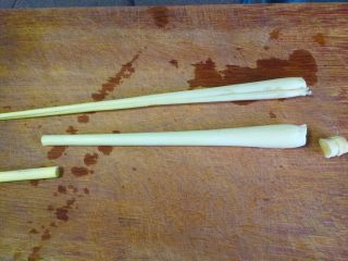 2、泰式青咖喱酱·东南亚风味,香茅去掉坚硬外壳取中间部分，去头去尾，切成片