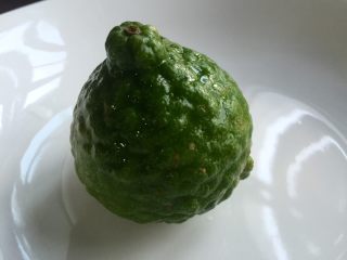 3、泰式青咖喱酱·东南亚风味,这个是箭叶橙，又称泰国柠檬，外皮长满疙瘩其独特的香气闻后非常让人难忘，甚至其被称为东南亚的味道。