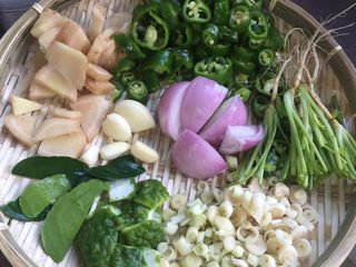 6、泰式青咖喱酱·东南亚风味,把所以材料处理完毕。