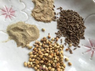 7、泰式青咖喱酱·东南亚风味,从上至左到右分别：肉豆蔻粉、白胡椒粉、芫西粒、孜然粒