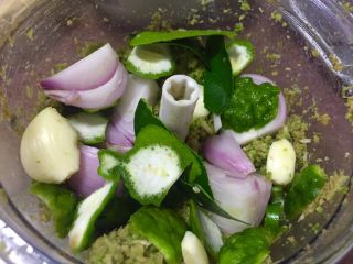 11、泰式青咖喱酱·东南亚风味,最后下箭叶橙皮，柠檬叶碎、蒜头、洋葱、虾酱、盐。