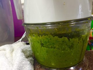 12、泰式青咖喱酱·东南亚风味,加入前面香菜的根茎留下的香菜叶，持续搅打全部混合成泥即可。