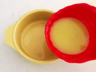 7、姜撞奶,把姜汁倒入碗里