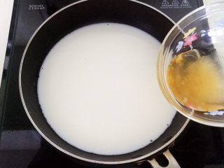 9、姜撞奶,加入蜂蜜调匀