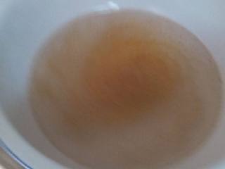 1、炸油馍头,先用温水把盐调料鸡精苏打粉化成水