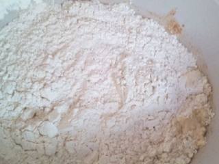 2、炸油馍头,放面粉