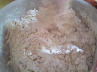 3、炸油馍头,边伴边加温水