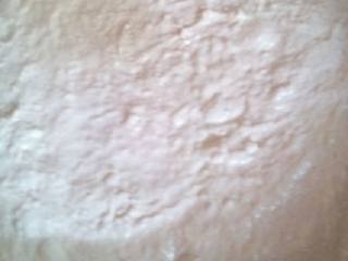 5、炸油馍头,二十分钟后摔一次面就可以准备炸了