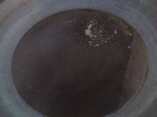 6、炸油馍头,锅内放油  油热放入小面块