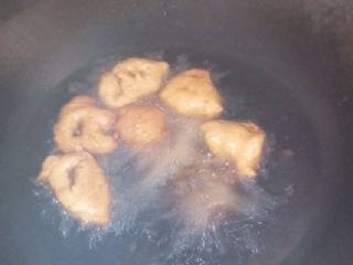 7、炸油馍头,喜欢吃多大的就拽多大块面  下锅起泡翻面  炸至两面金黄即可出锅