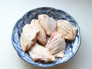 1、无油照烧烤鸡翅,鸡翅解冻,洗净。
