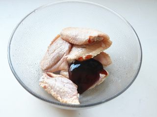 3、无油照烧烤鸡翅,加入照烧酱。