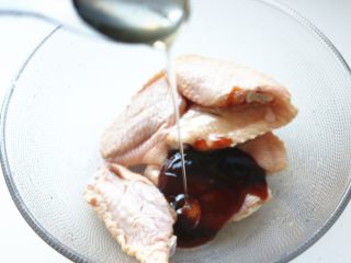 4、无油照烧烤鸡翅,加入一勺蜂蜜。