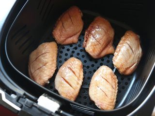 6、无油照烧烤鸡翅,腌好的鸡翅铺在炸锅的炸篮里。