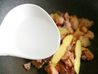 5、好喝到飞起的虫草炖鸡,一勺料酒。