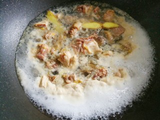 7、好喝到飞起的虫草炖鸡,焯3分钟煮出浮沫。