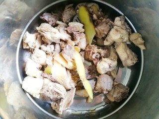 9、好喝到飞起的虫草炖鸡,放入锅中。