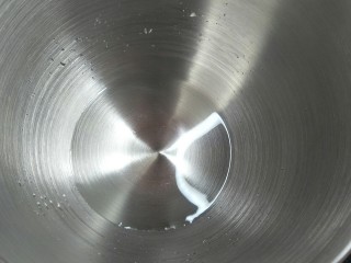 1、蒜香香肠热狗面包,厨师机中先放入水2