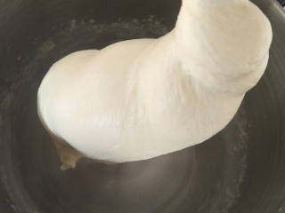 3、蒜香香肠热狗面包,面团先揉至光滑。