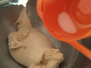 4、蒜香香肠热狗面包,加入3克盐。