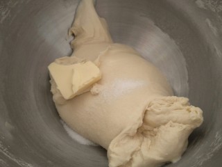 5、蒜香香肠热狗面包,再加入十克黄油,继续揉至15分钟。