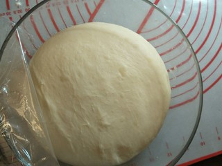 8、蒜香香肠热狗面包,发酵好后,手指轻搓不回弹。