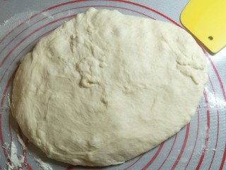 9、蒜香香肠热狗面包, 拿出在案板上轻拍排出空气。