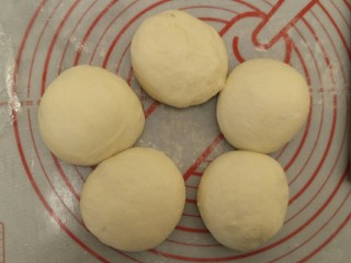 10、蒜香香肠热狗面包,均匀分成五等份上面盖保鲜膜松弛半小时。