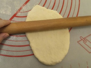 11、蒜香香肠热狗面包, 擀面杖擀成牛舌形,排出里面的大气泡。