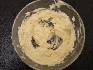 14、蒜香香肠热狗面包,100克软化的黄油打发至体积发白。