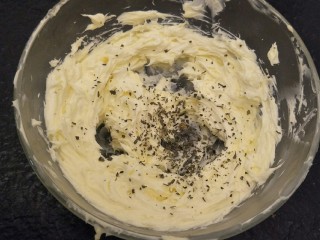 15、蒜香香肠热狗面包, 加入少许罗勒。