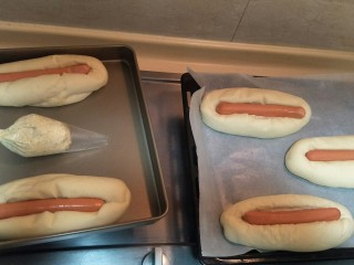 20、蒜香香肠热狗面包,中间放入香肠。黄油酱放入裱花袋。