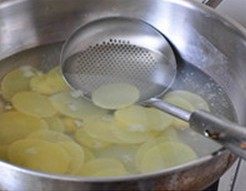 10、培根土豆披萨,馅料的制作：新鲜土豆削皮切成薄片，入加了少许盐的沸水中汆烫至水再次沸腾