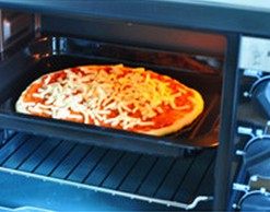 16、培根土豆披萨,送入预热200度的烤箱，烤5、6分钟，取出