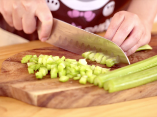 1、吉祥四喜蒸饺,芹菜切成小段
