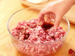 6、吉祥四喜蒸饺,再加入少许生抽