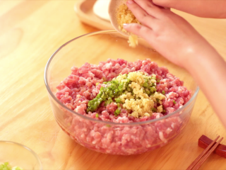 7、吉祥四喜蒸饺,再加葱姜蒜末